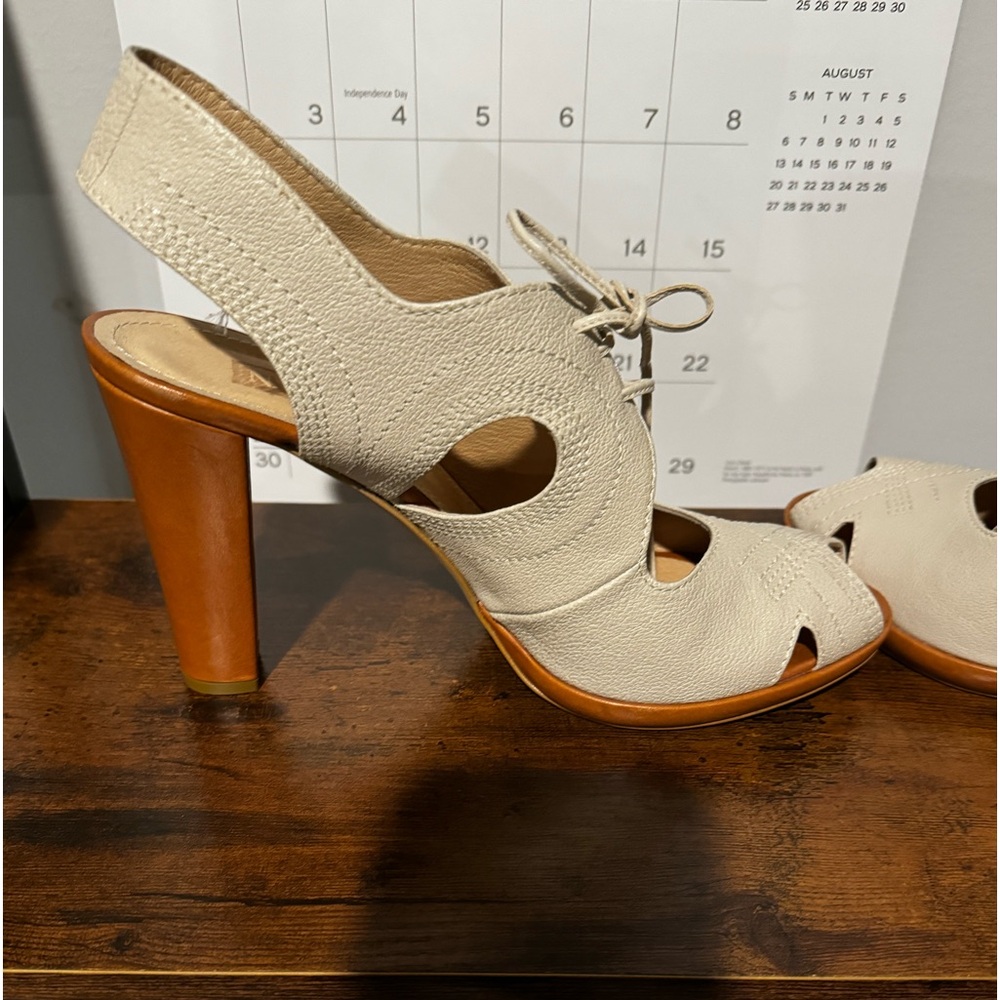 Brand New Pristine Bone and Tan Hobbs London Peek-a-Boo Lace Up Chunky Heels